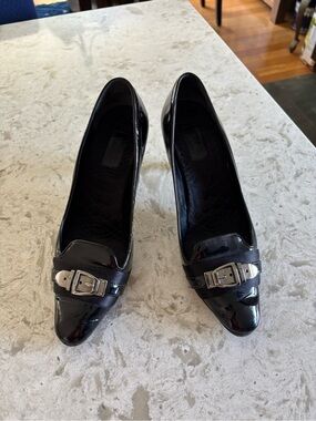 Gucci Black Patent Leather Pointed-Toe Pumps with Silver Buckle
